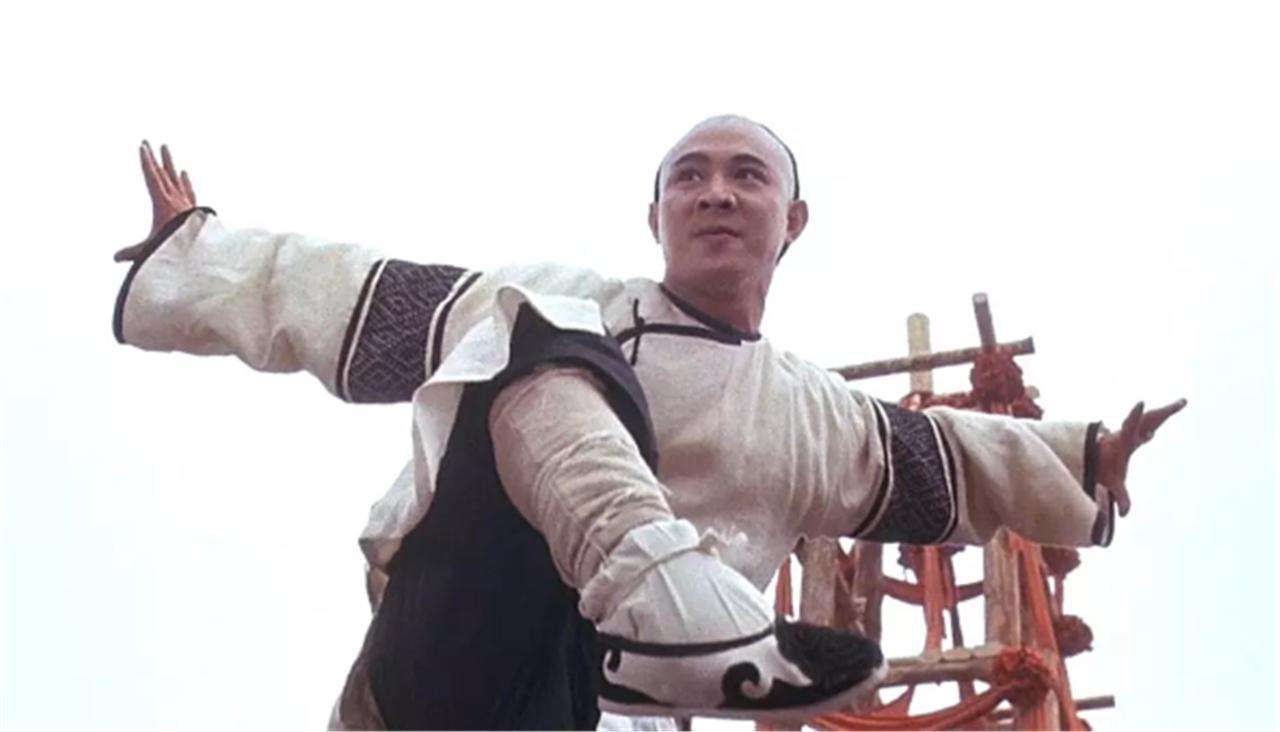 方世玉为什么摔东西,方世玉真的很矮吗