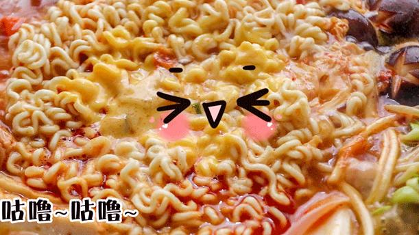 广州爆火的韩国年糕火锅 (韩国美食一条街部队火锅)