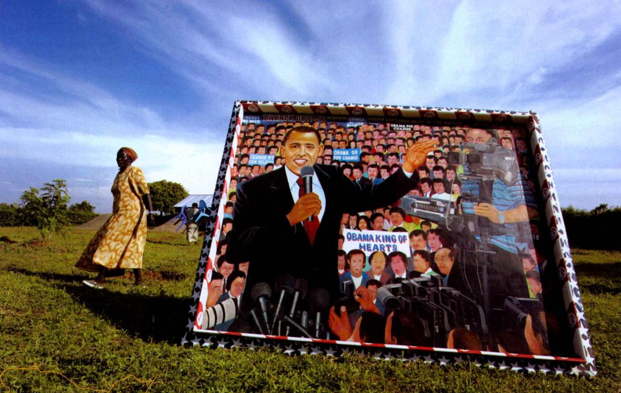 奥巴马第一次回非洲老家，帮着祖母扛大米，和兄弟们在村头喝酒