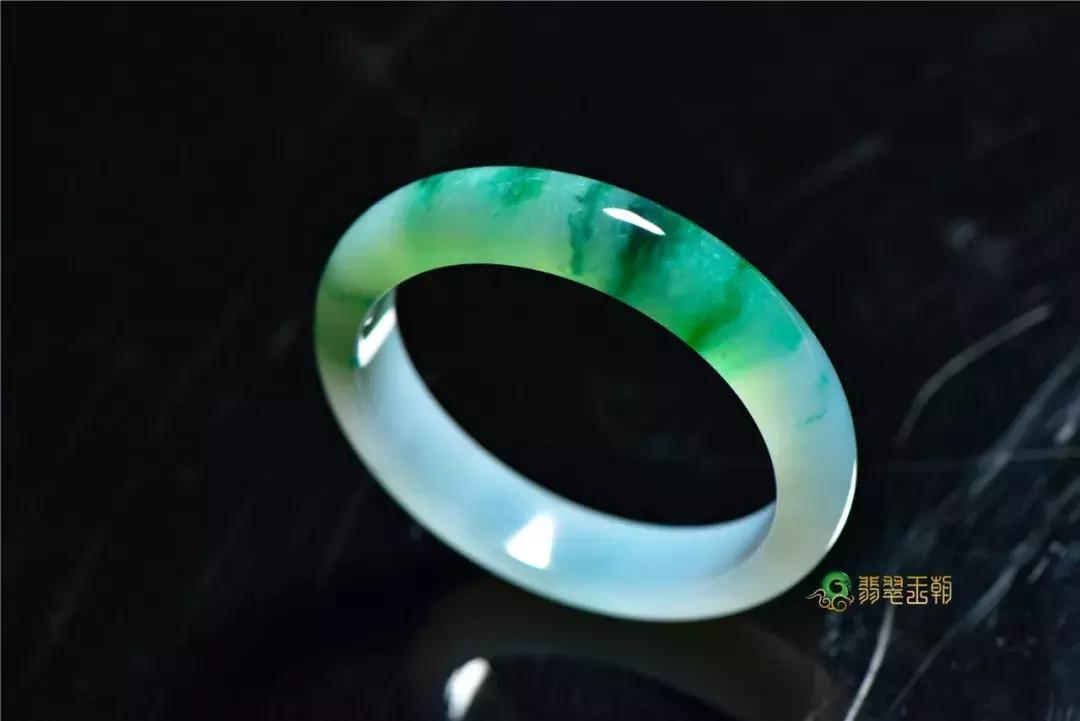 婆婆给儿媳一只金手镯,婆婆给我二手的银手镯