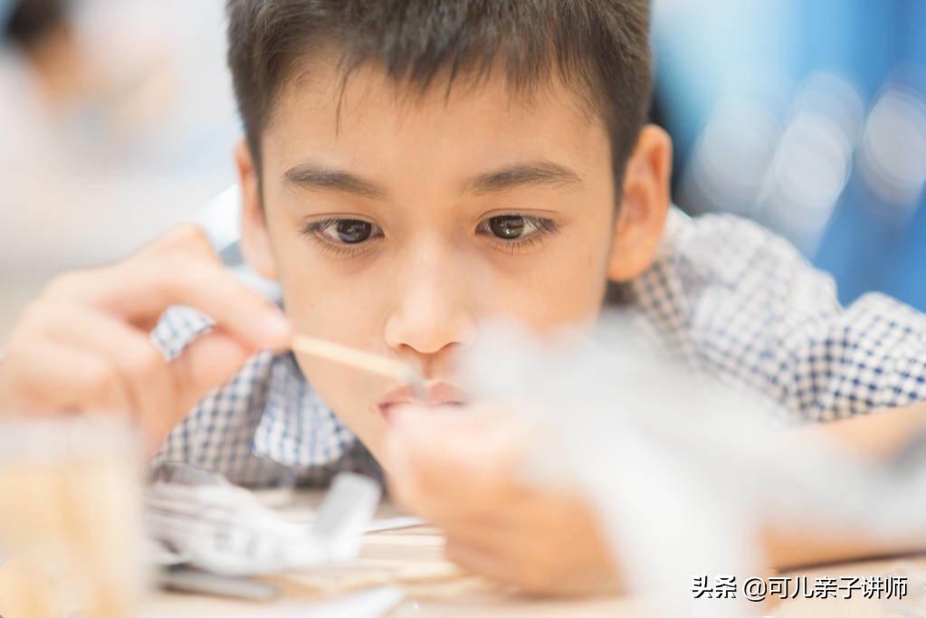 孩子不谨慎打碎东西,孩子调皮打碎了东西父母该如何做