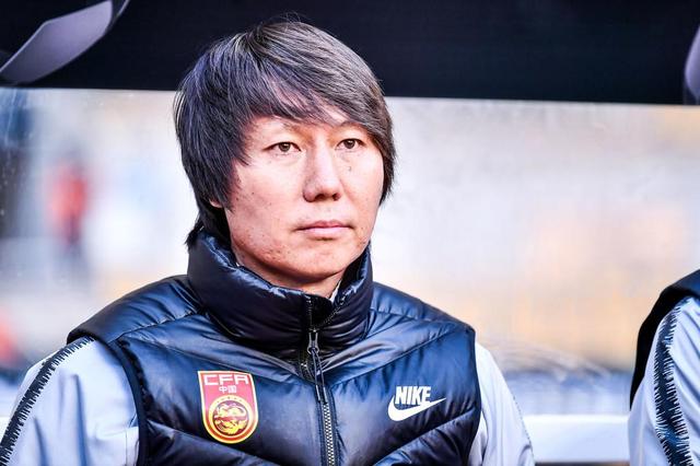 国足主帅李铁引领众将亮相,二李一王