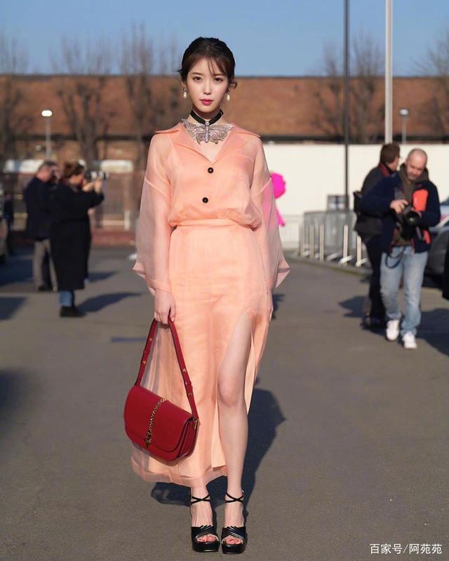 IU李智恩现身米兰，身穿军绿色风衣，是印象中的初恋脸没错了