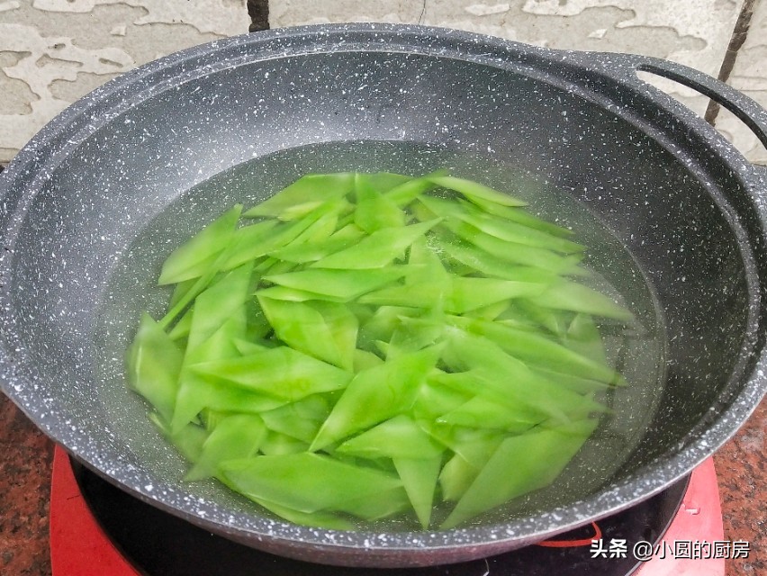 炒莴笋家常做法几分钟能熟,莴笋如何炒才好吃清脆不出水