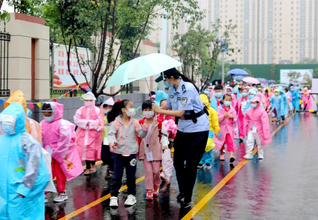 我为群众办实事交警雨中排堵保畅,我为群众办实事开展夜间巡逻防控