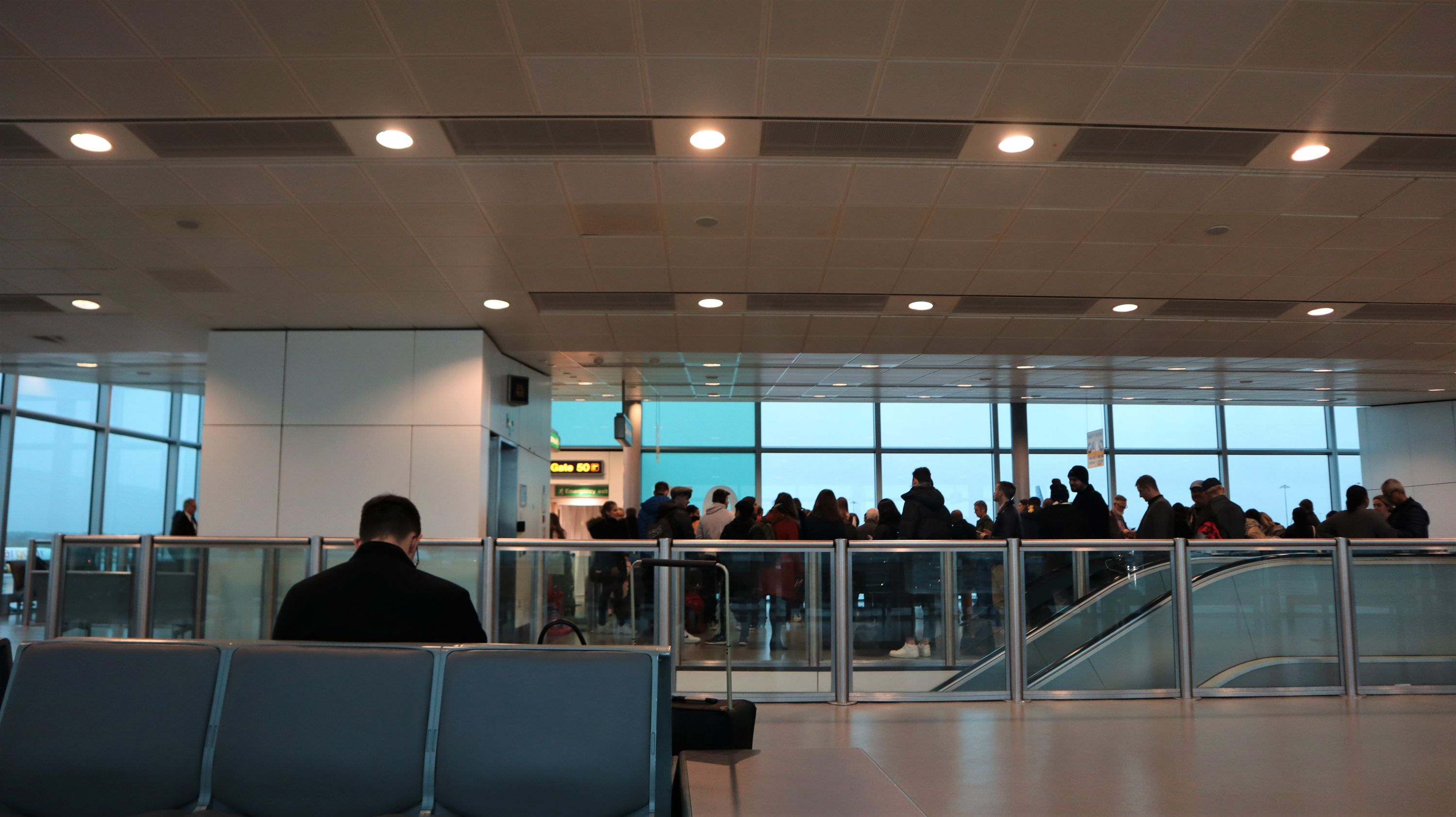 票价100块的欧洲超短线！座椅比国内廉航还窄，坐几分钟都受不了