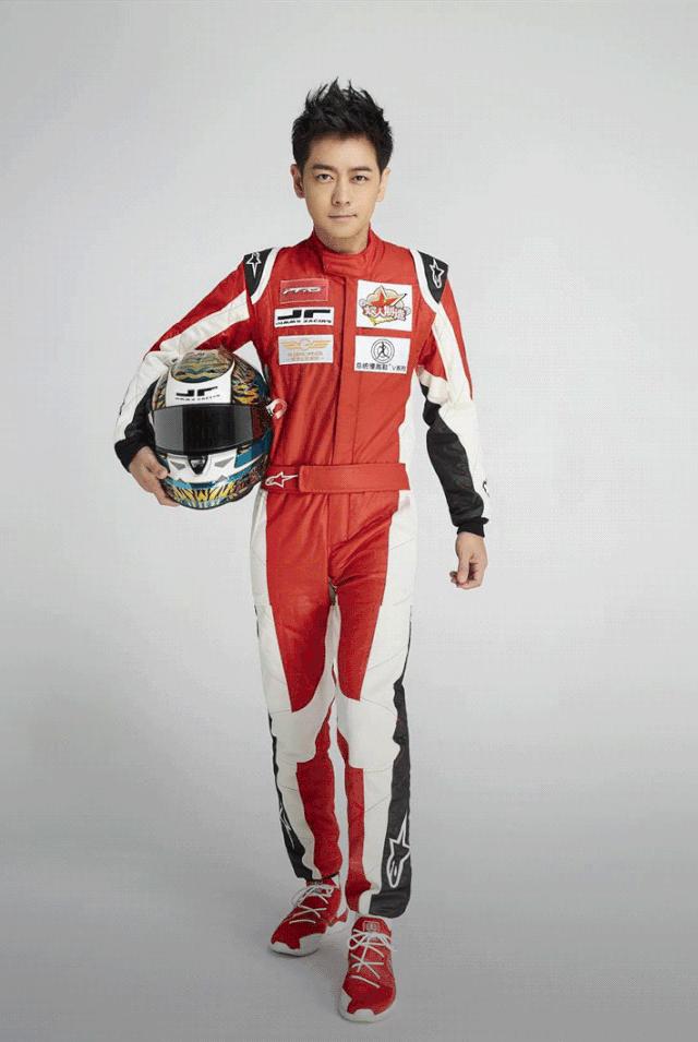 演艺圈里的职业赛车手,他是三个孩子的爸爸的英文怎么说