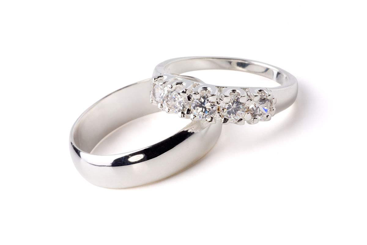 戒指变色,戒指褪色成红棕色是什么材质