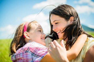 小孩爱碰别人怎么阻止,孩子很敏感不让别人碰