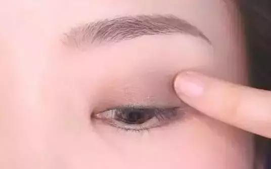 眼影不上色怎么用,眼影不上色怎么解决