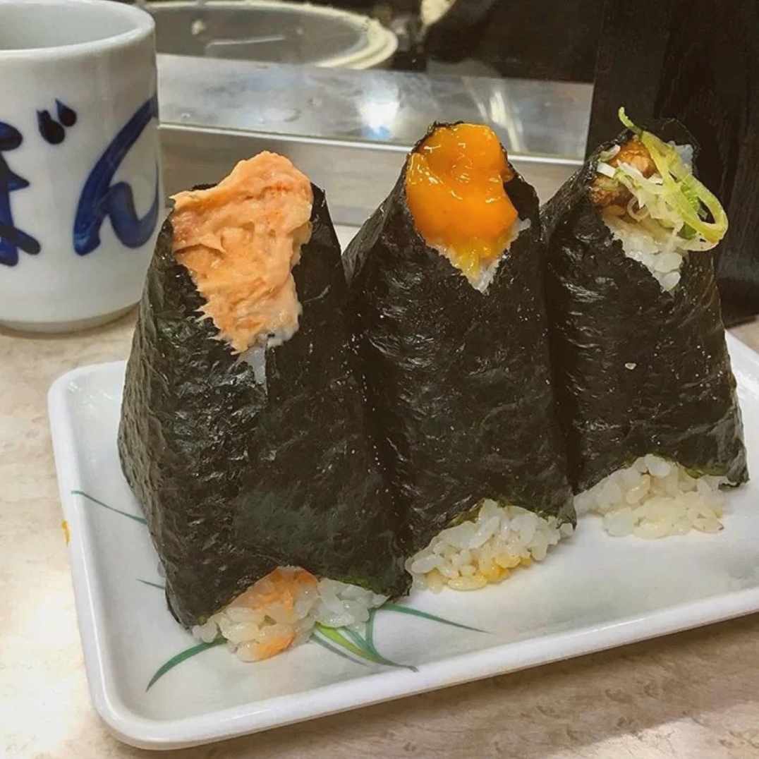连饭团也开始“卖萌”了，你看它们的眼神，就问你舍不舍得下口？