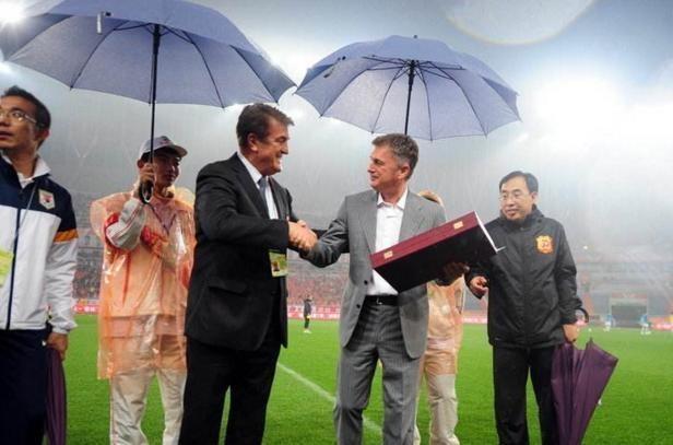 鲁能球迷吊唁安蒂奇,鲁能球员痛哭安蒂奇