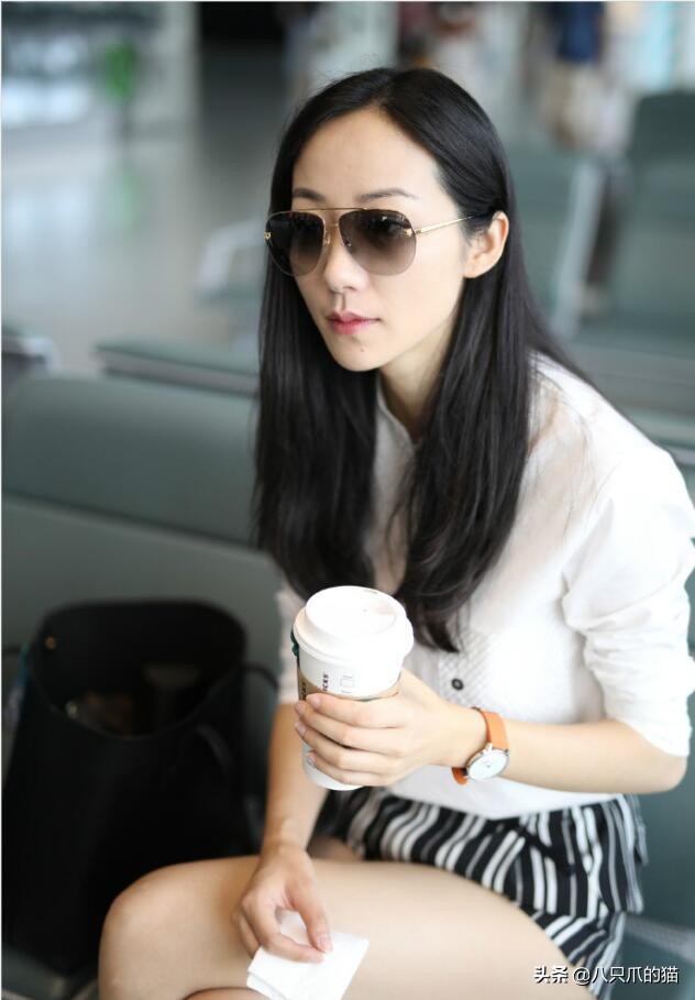 韩雪短裙子机场,韩雪机场穿短裤跷二郎腿