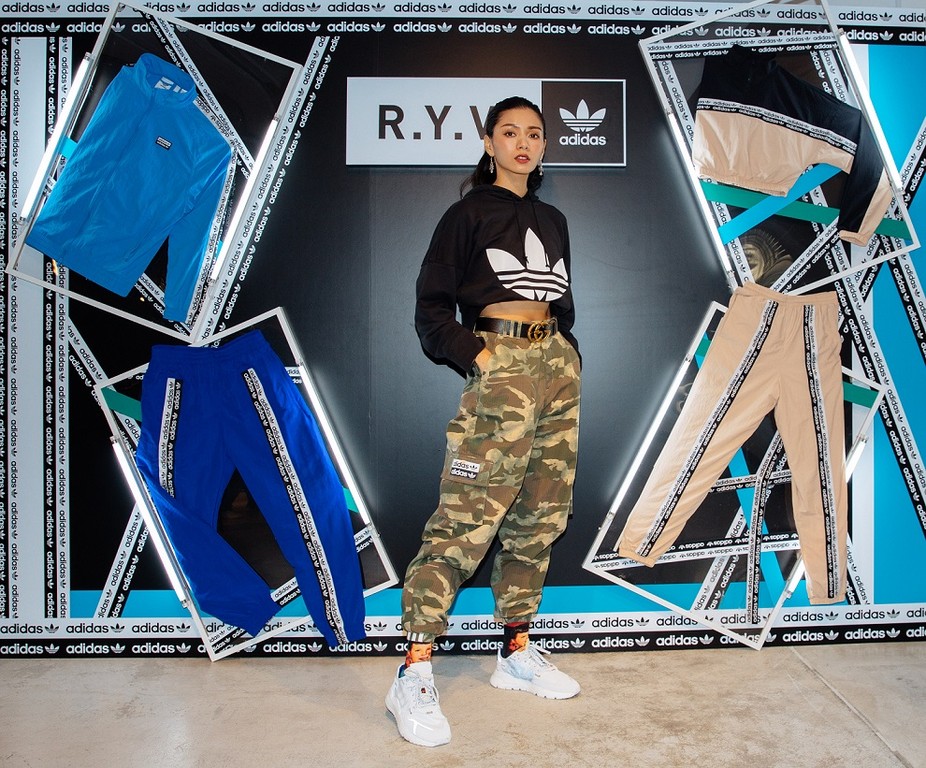 水原希子牛仔短裤,水原希子阿迪排扣短裤