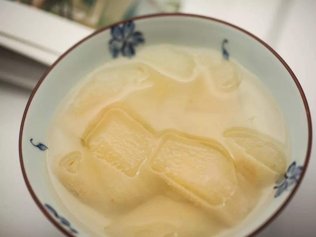 冬天气候干燥喝点什么缓解,雾霾天必备生津润燥的雪梨汤