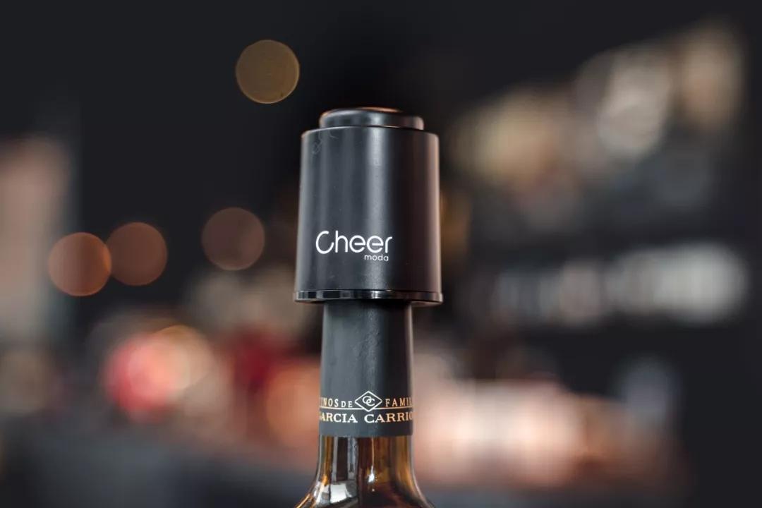 开红酒神器毫不费力的就开动了,有没有不用开瓶机打开红酒的方法