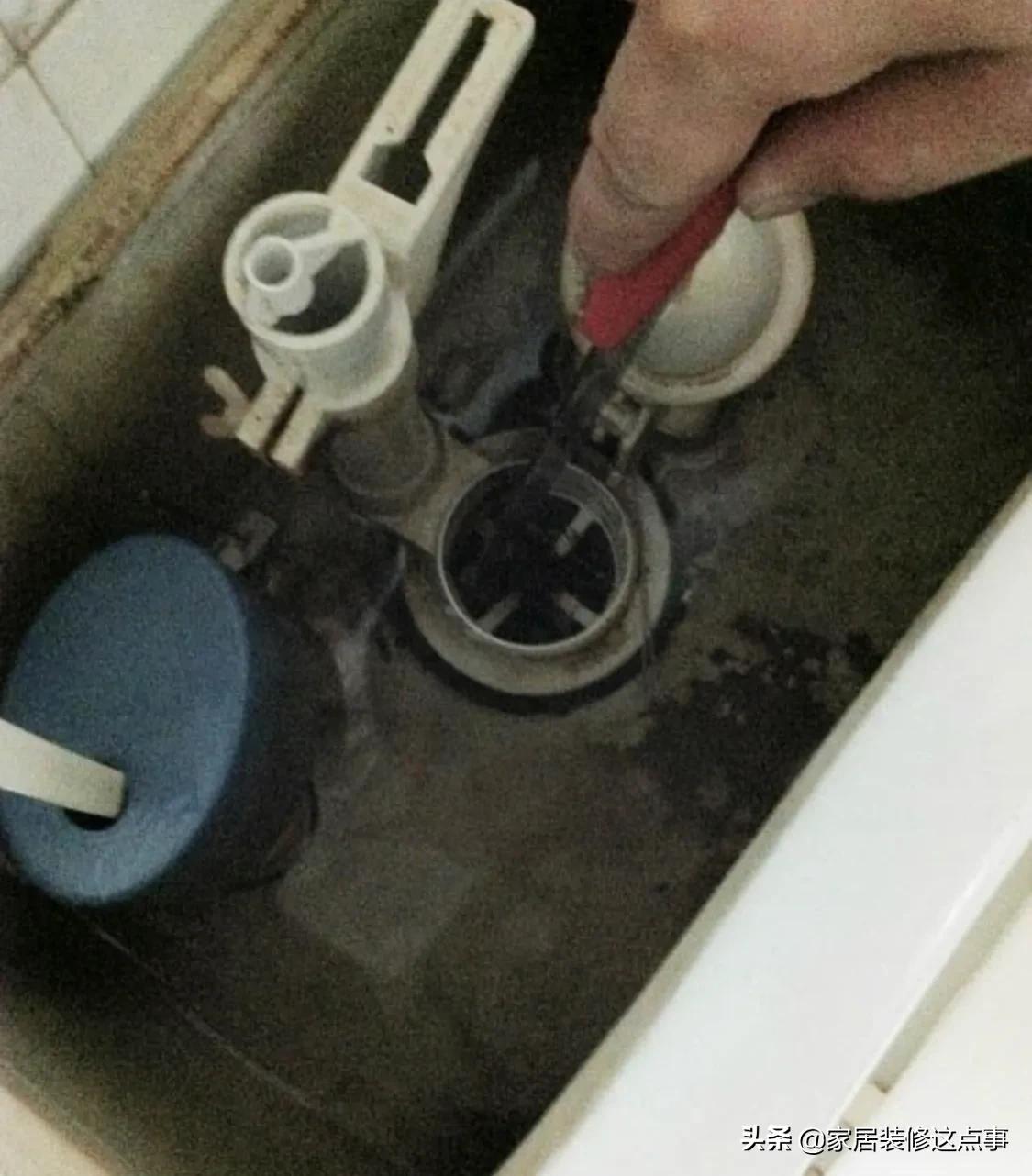 马桶水箱里放洁厕灵到底好不好,马桶水箱能放蓝色消毒块吗