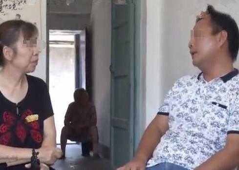 婆婆看孩子没关注，孩子膝盖磕破流血，儿媳抬手给了婆婆两个耳光