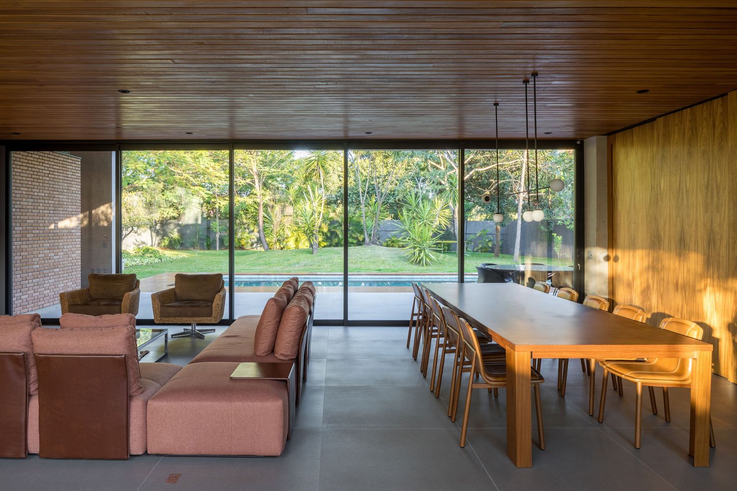 巴西利亚原始的清水混凝土与红砖打造的别墅