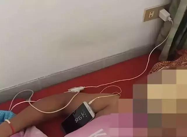 广东肇庆男子一边充电一边玩手机,泰男子