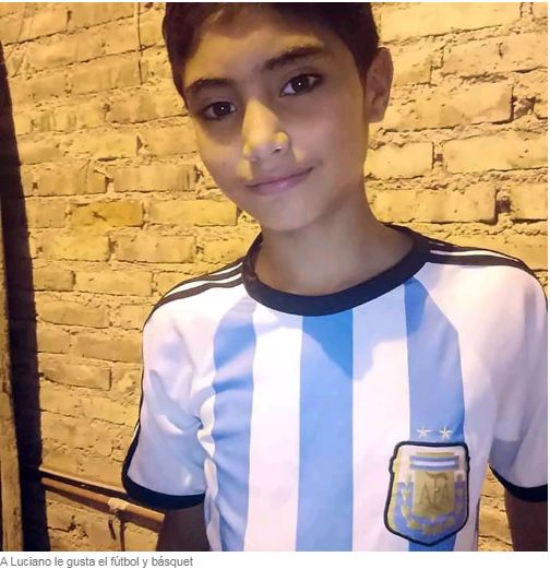 贫穷并不能限制梦想！阿根廷男孩用“泥土作画”完成作业感动众人