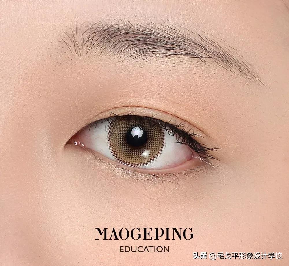 红色眼妆怎么画显大又干净,红色眼妆不画眼线