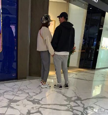 张亮今早宣布离婚，已于2017年办理手续，曾参加《爸爸去哪儿》红遍一时！网友：天天怎么办？