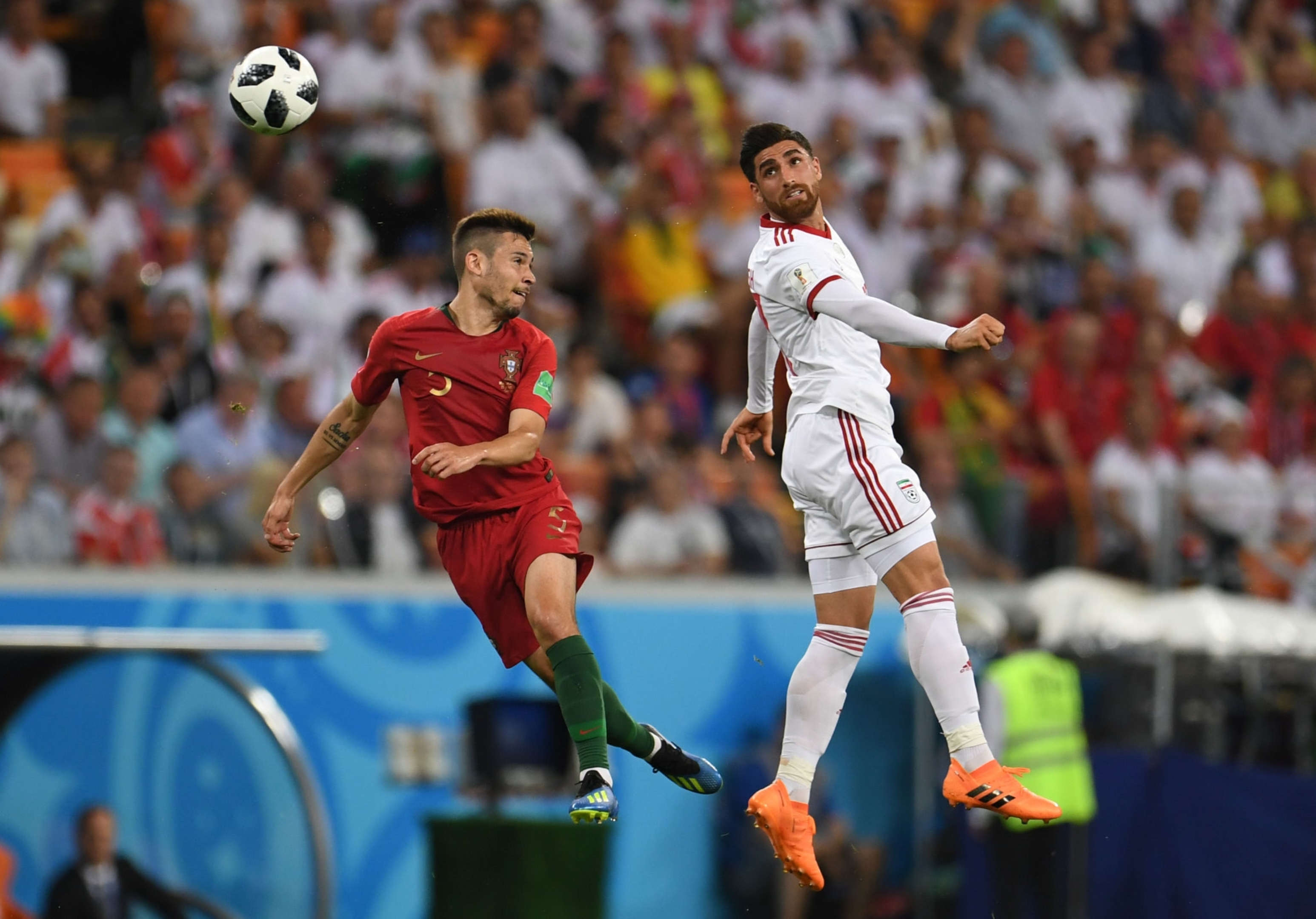 从伊朗街头到荷甲金靴，如今他是亚洲身价第二高球星