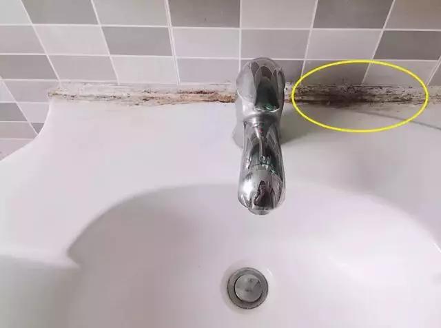 洗碗台有缝隙，发黑又发霉？装修师傅教你一招，5秒消灭霉菌污垢
