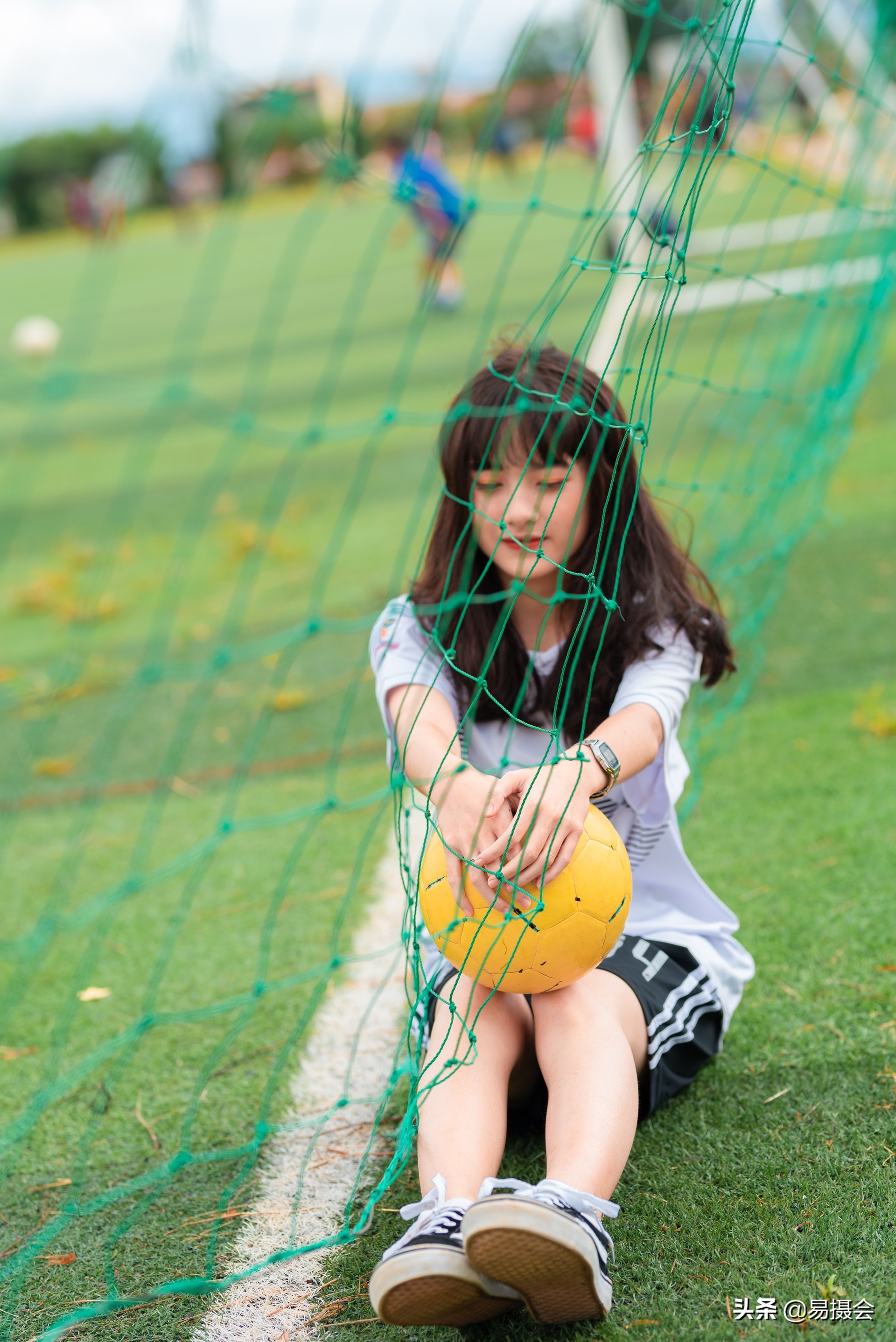 可爱的足球宝贝凹造型,高清图活力四射足球宝贝