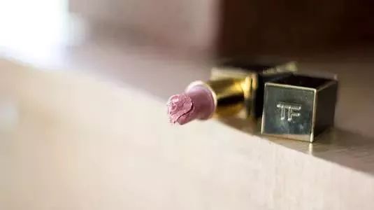 如何修复烂了的口红,口红碎了修复的最佳方法