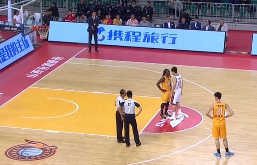 cba山东高速肘击福特森,福特森被别人追着打cba