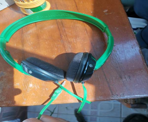 skullcandy耳机如何拆开换电池,skullcandy蓝牙耳机教程