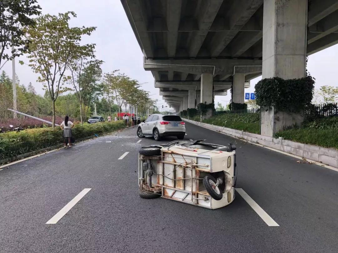 惊险车辆全部撞向货车,惊险轿车失控飞跃河堤开进河里