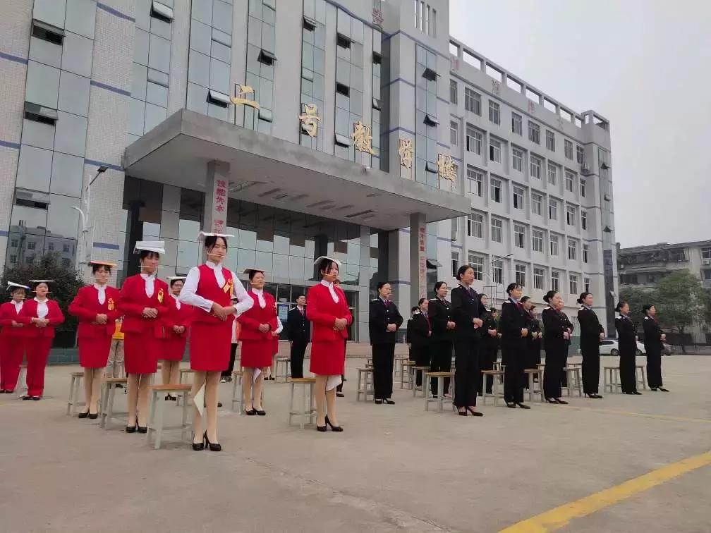 三尺讲台书写桃李芬芳,三尺讲台书写青春芳华