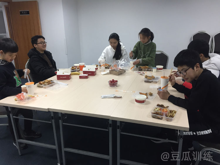 与陌生人搭讪应该关注什么,与陌生异性聊天技巧