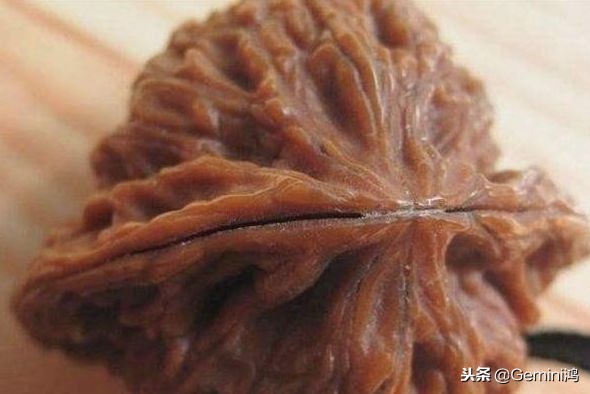 文玩核桃开裂了抹点大蒜行吗,文玩核桃开裂能自己愈合吗