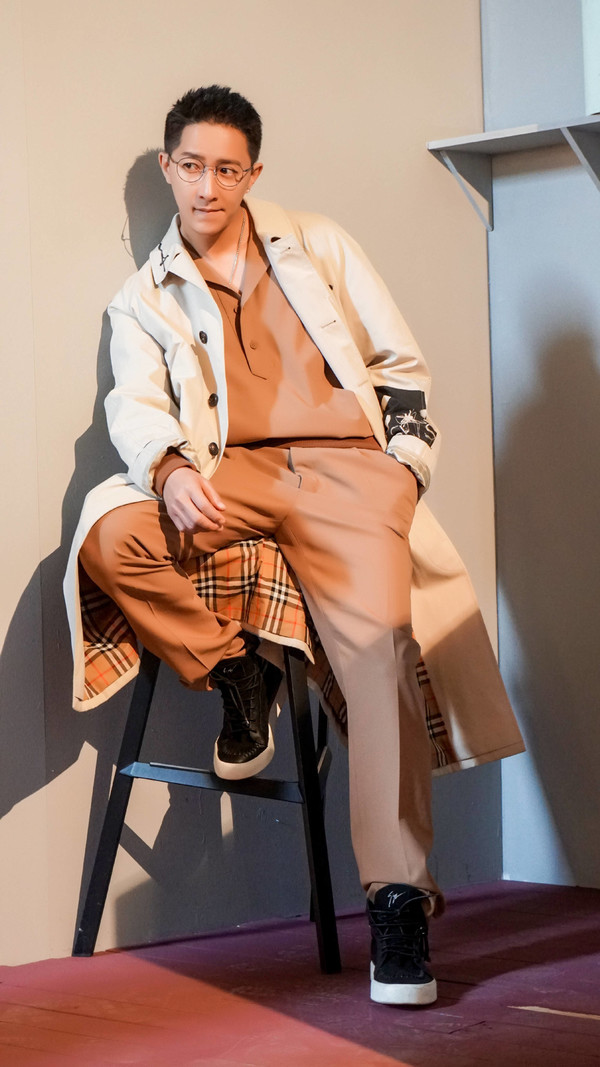 韩庚也有幸福肥了？穿白色拼贴棒球服帅气仍然，身材size大一圈