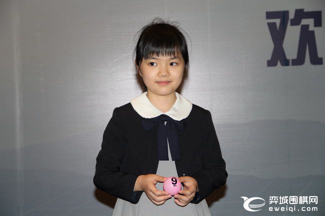 日本10岁天才萝莉来了：仲邑堇出席梦百合杯开幕式