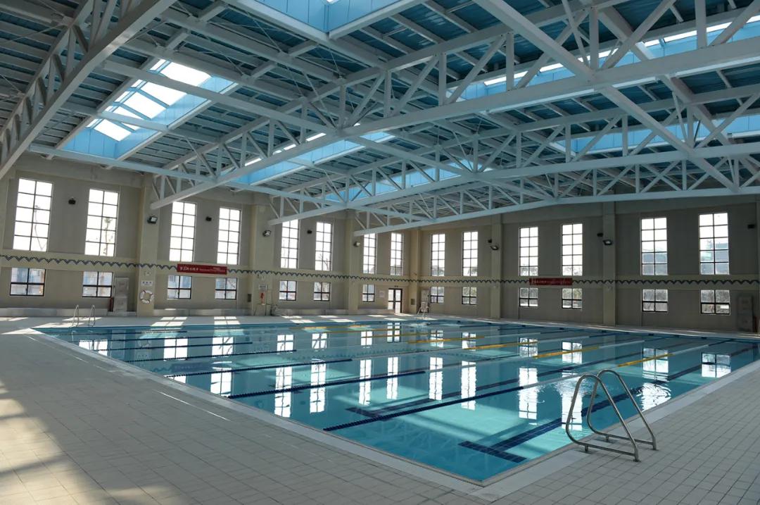 为了孩子上学一家人搬到郊区,为了进好的学校迁户口值得吗