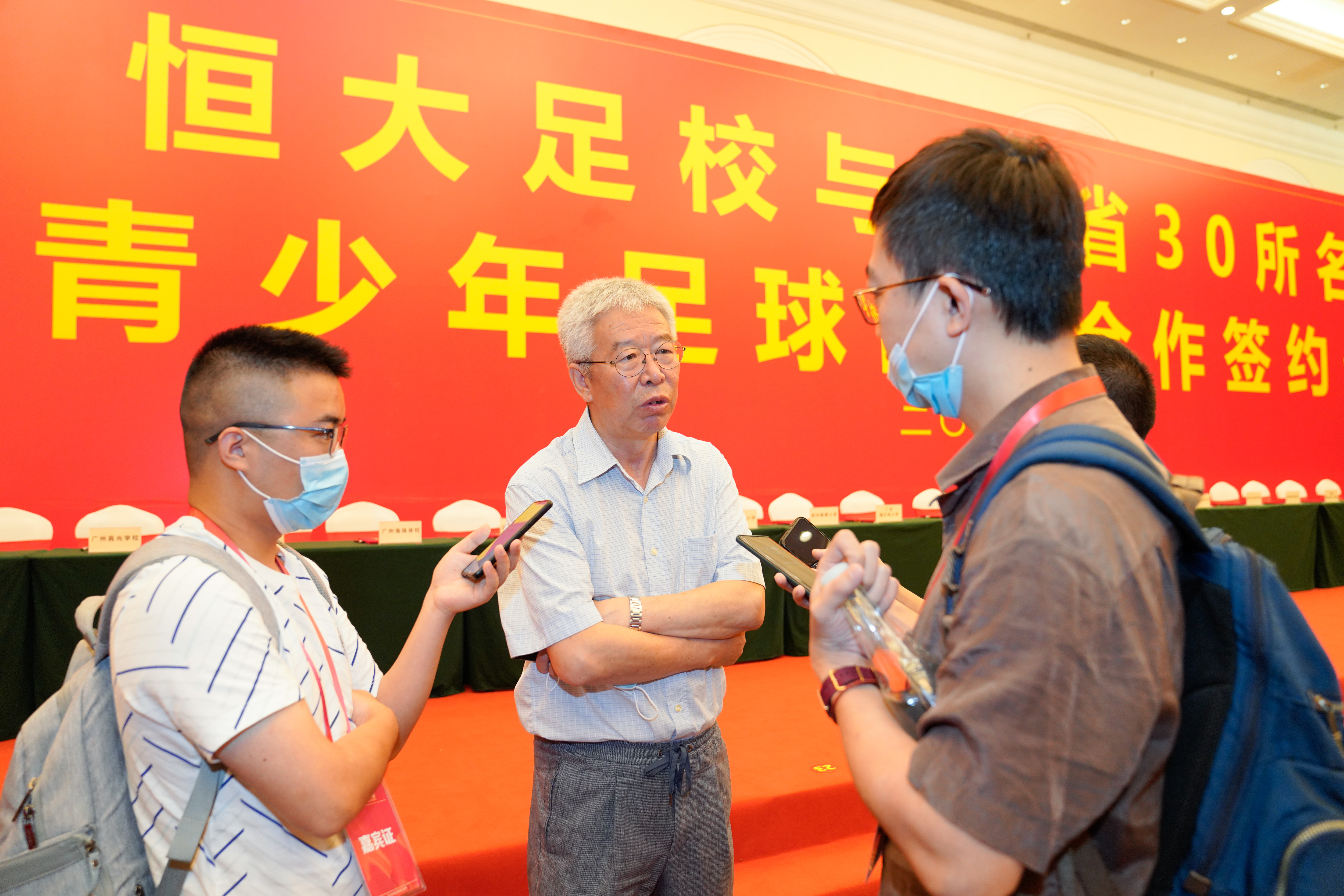 中国足球存在无全国统一教学大纲的顽疾，现恒大做了足协该做的事