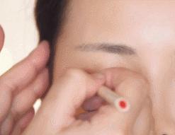 眼妆画完一会就脏掉了,眼妆一画就显得凶