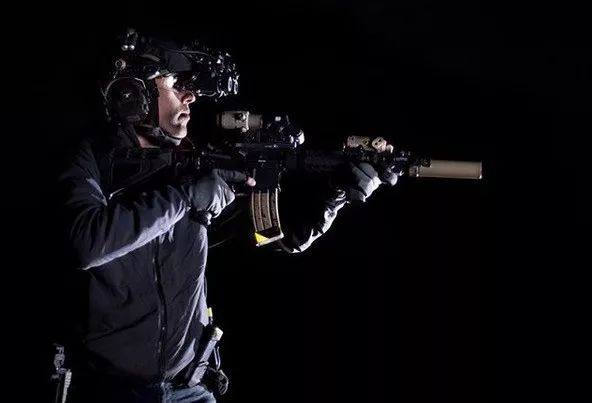 战术卢卡斯完整版,战术教父卢卡斯射击视频