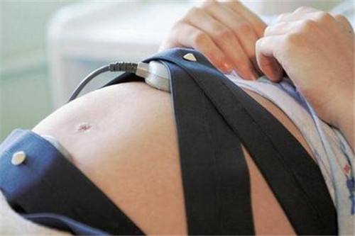 宝宝在肚子里缺氧妈妈会有啥表现,宝宝在肚子里面缺氧有什么表现吗