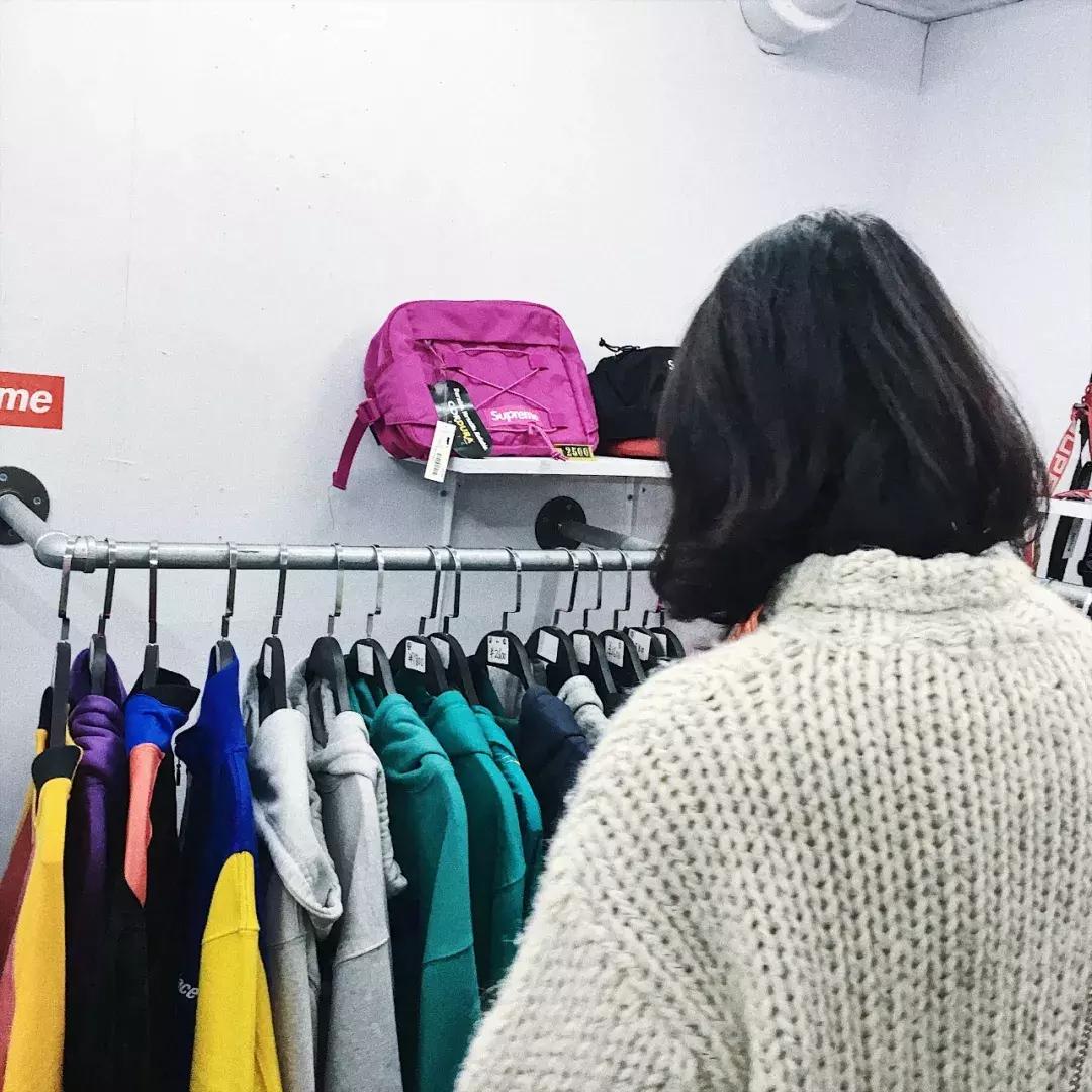 棣欐腐娼簵supreme,涓夐噷灞疆搴梥upreme