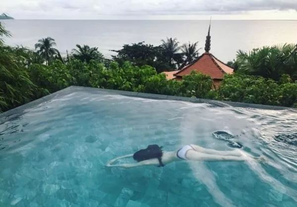 何穗美白美黑对比图,何穗白到底有多美