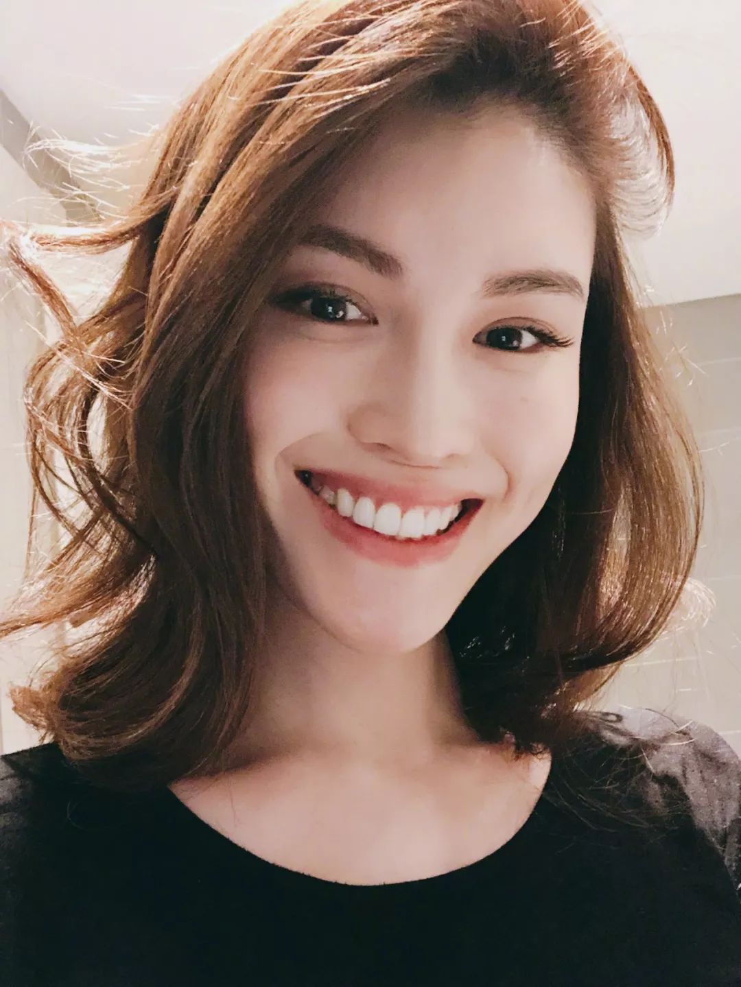 何穗美白美黑对比图,何穗白到底有多美