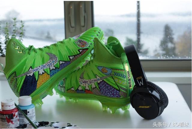 都是“足球”，穿橄榄球鞋踢足球是种什么样的体验？