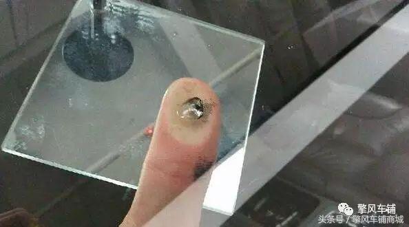 车玻璃砸了一个印子怎么办,车玻璃被石子弹出坑