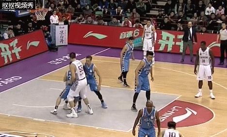 贺希宁垫脚回放,贺希宁后脑被踢